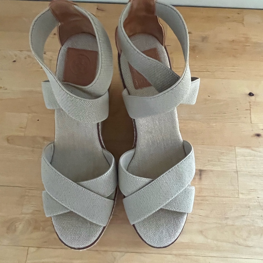 Tory Burch Cream Sandals with Crisscross Straps